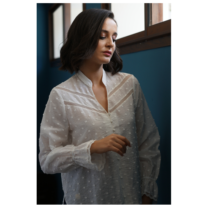 Chemise féminine d'une élégance intemporelle en blanc.