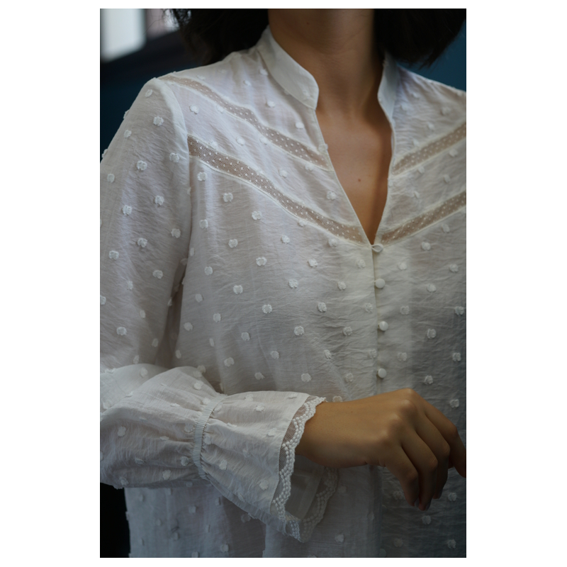 Détails de la chemise : Couleur blanche et style chic.