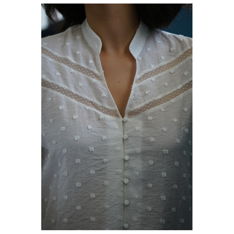 Détails de la chemise : Couleur blanche et style chic.