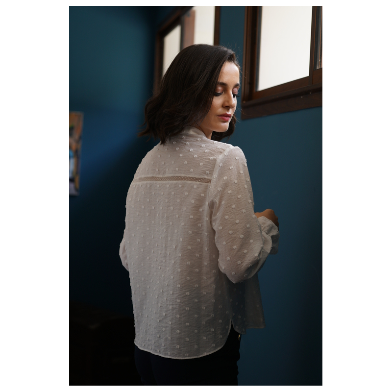 Chemise blanche stylée pour une tenue raffinée et tendance.