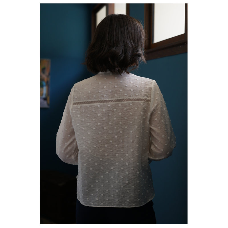 Chemise blanche stylée pour femme : L'élégance au féminin.