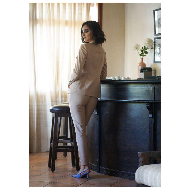 Zoom sur les détails soignés de la veste beige - ANAE MOROCCO