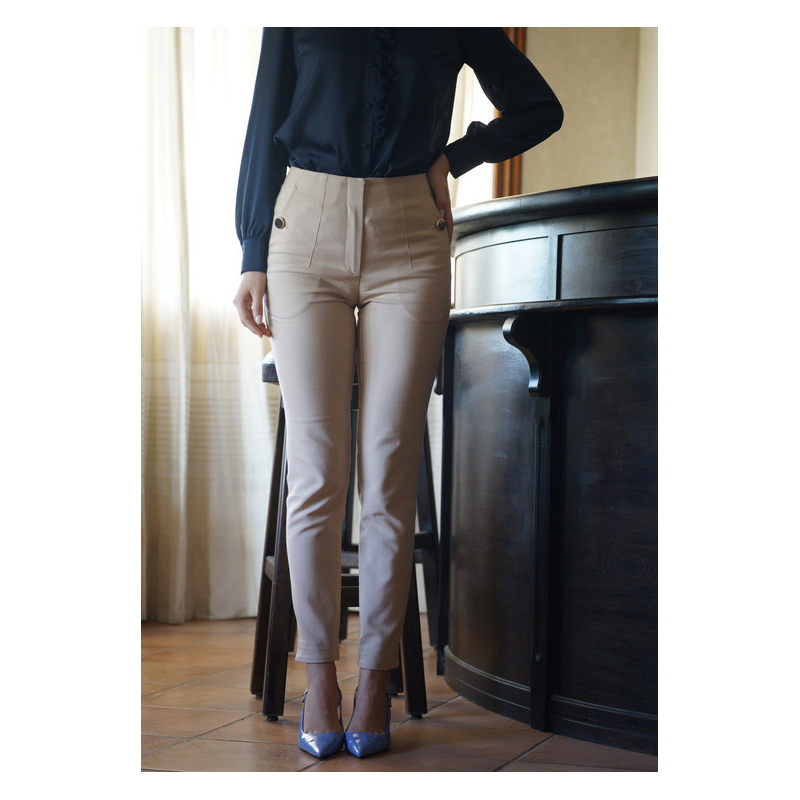 Pantalon de couleur beige élégant pour dames.