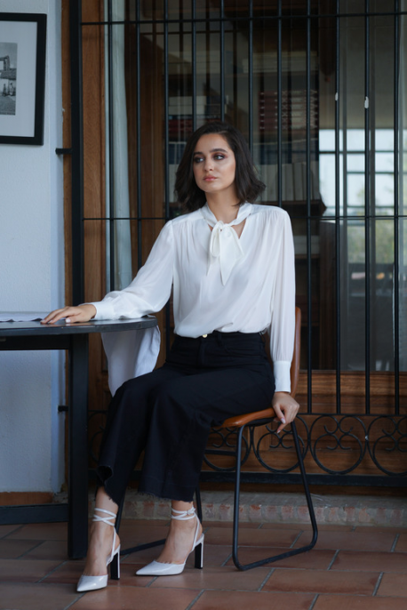BLOUSE ELLA pour femme de couleur blanche, manches longues, élégance féminine.