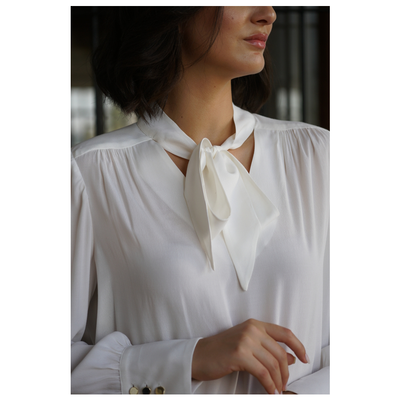 Blouse femme ELLA, de fond blanc, manches longues, style romantique et chic.