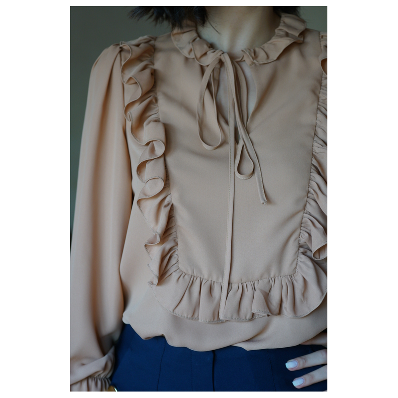 Détails raffinés sur cette chemise stylée marron.