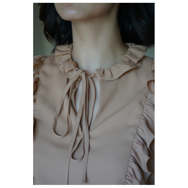 Détails raffinés sur cette chemise stylée marron.