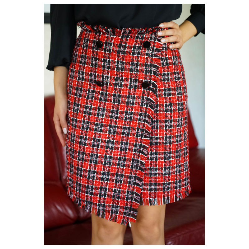 Jupe rouge à carreaux noirs pour une tenue chic et sophistiquée.