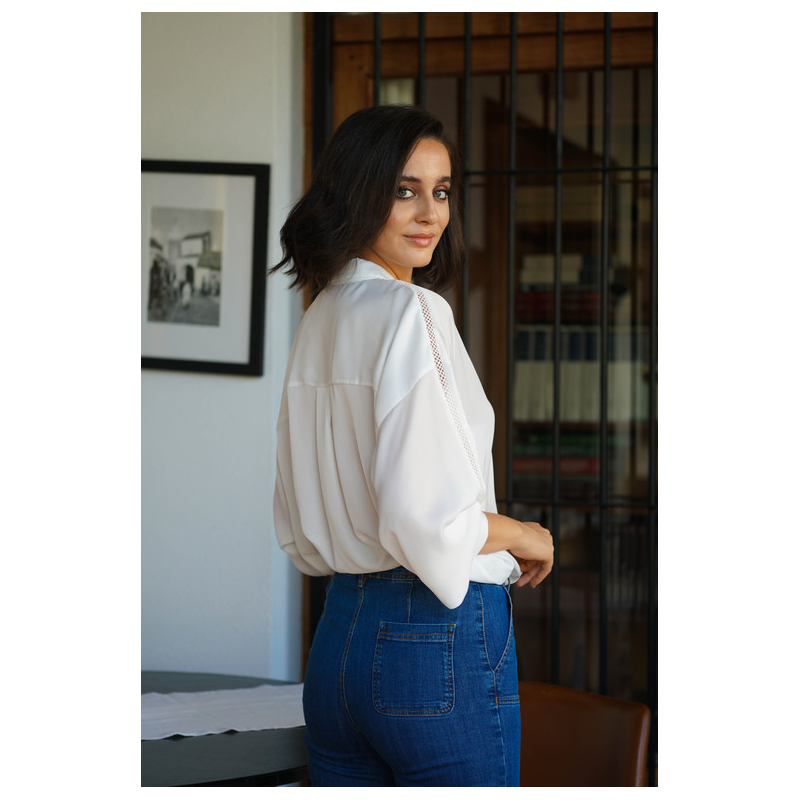 Chemise féminine dans une nuance de blanc intemporelle.