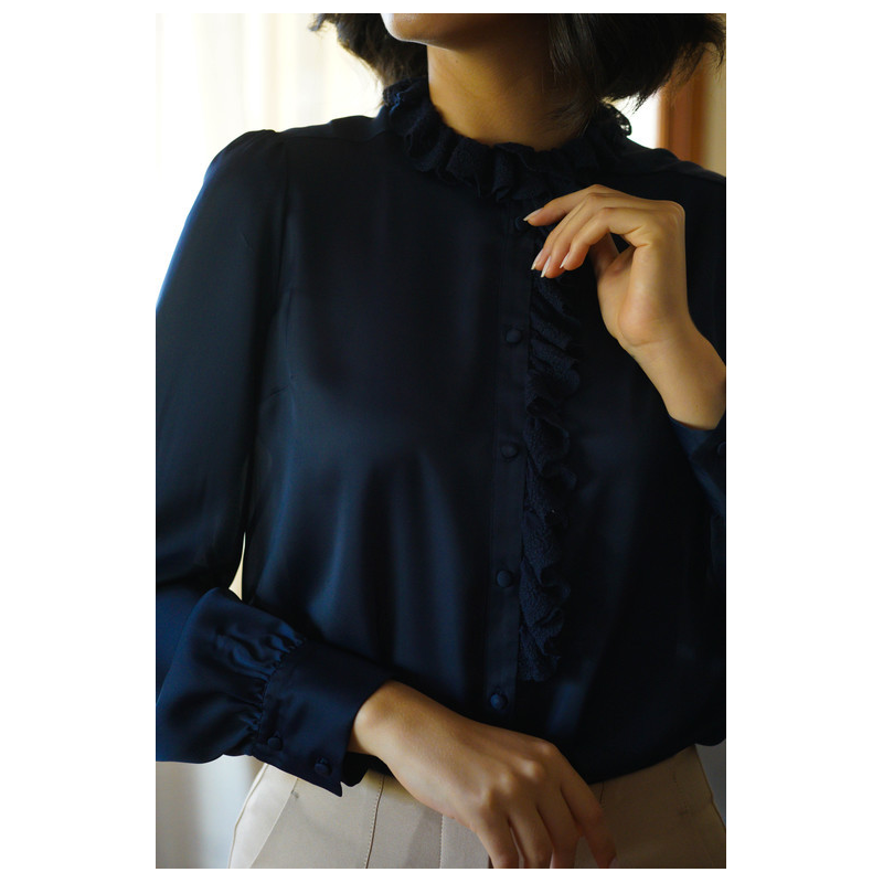 Blouse d'une couleur bleu marine