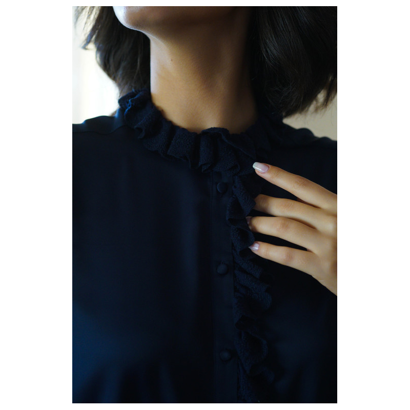 BLOUSE DIANA pour femme en dentelle de la collection ACQUA, disponible en bleu marine