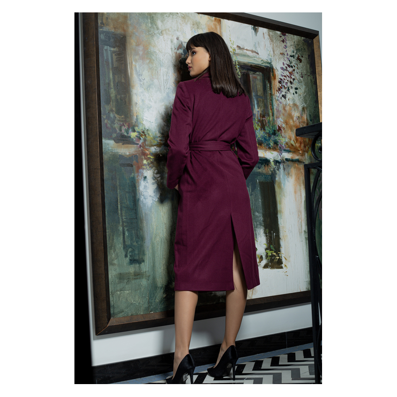 Détails du manteau bordeaux avec ceinture.