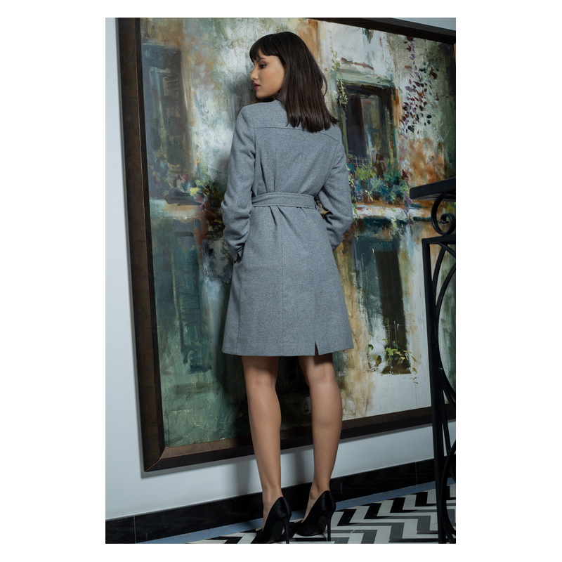Détails du manteau gris avec une ceinture et des boutons raffinés.