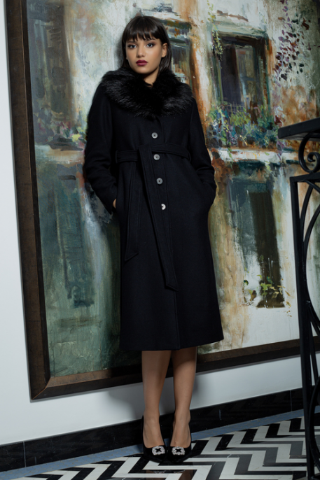 Un manteau noir élégant avec des boutons et une ceinture assortis.