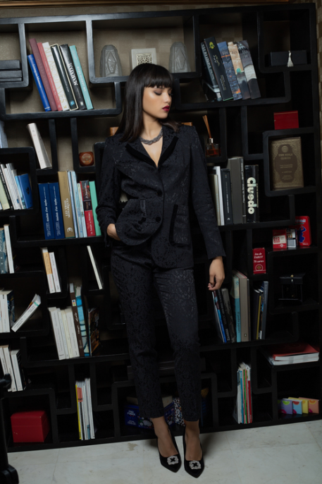 Pantalon noir à la mode pour femmes, un look tendance.