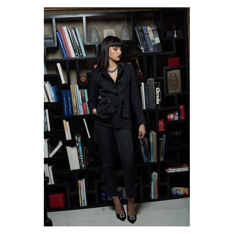 Pantalon noir à la mode pour femmes, un look tendance.