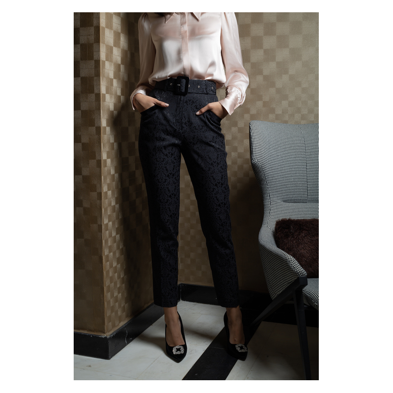 Un pantalon noir à la mode pour femmes, une tenue remarquable et stylée.