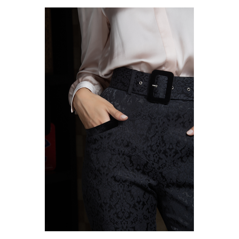 Détails du pantalon noir à la pointe de la mode, une pièce élégante.