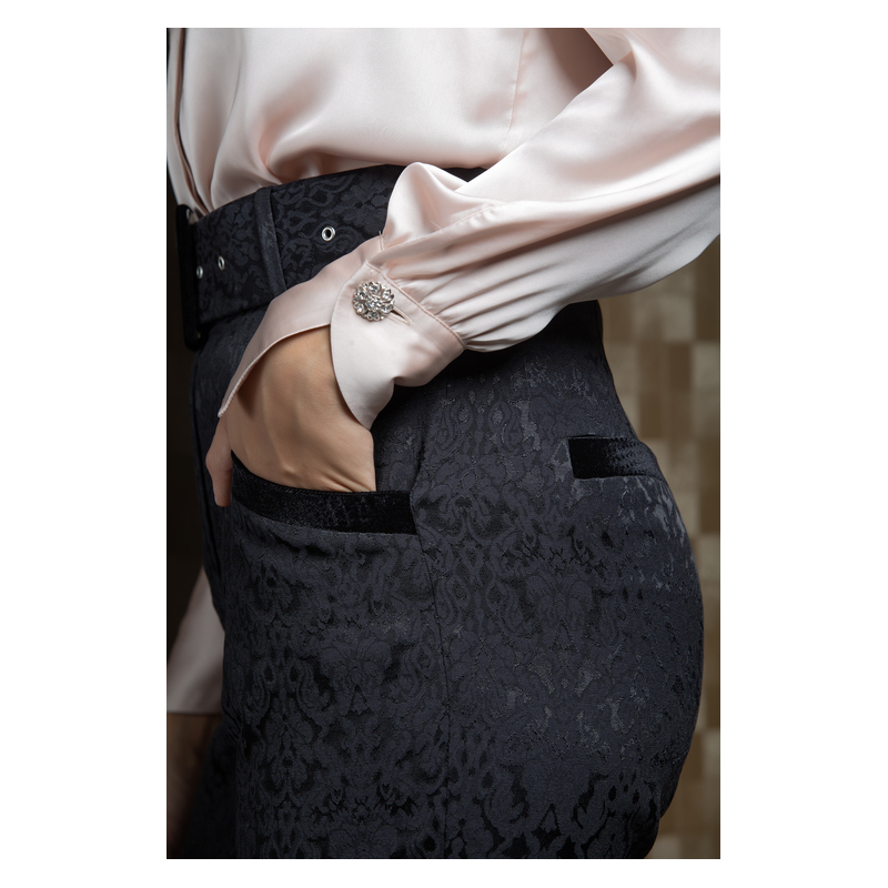 Détails du pantalon noir à la pointe de la mode, une pièce élégante.