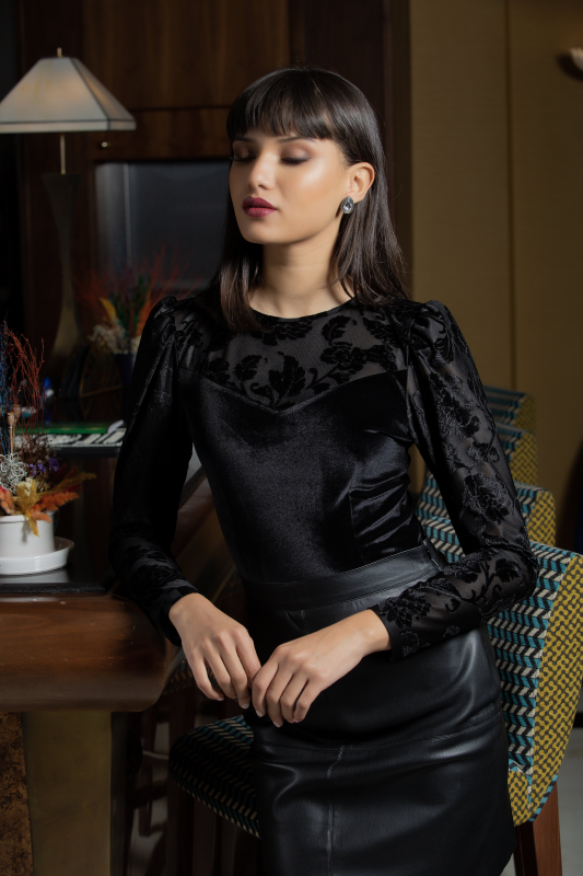 Blouse noire au style moderne et chic.