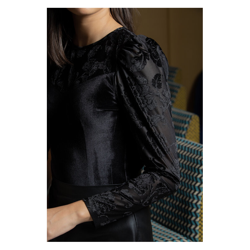 Détails de la blouse noire