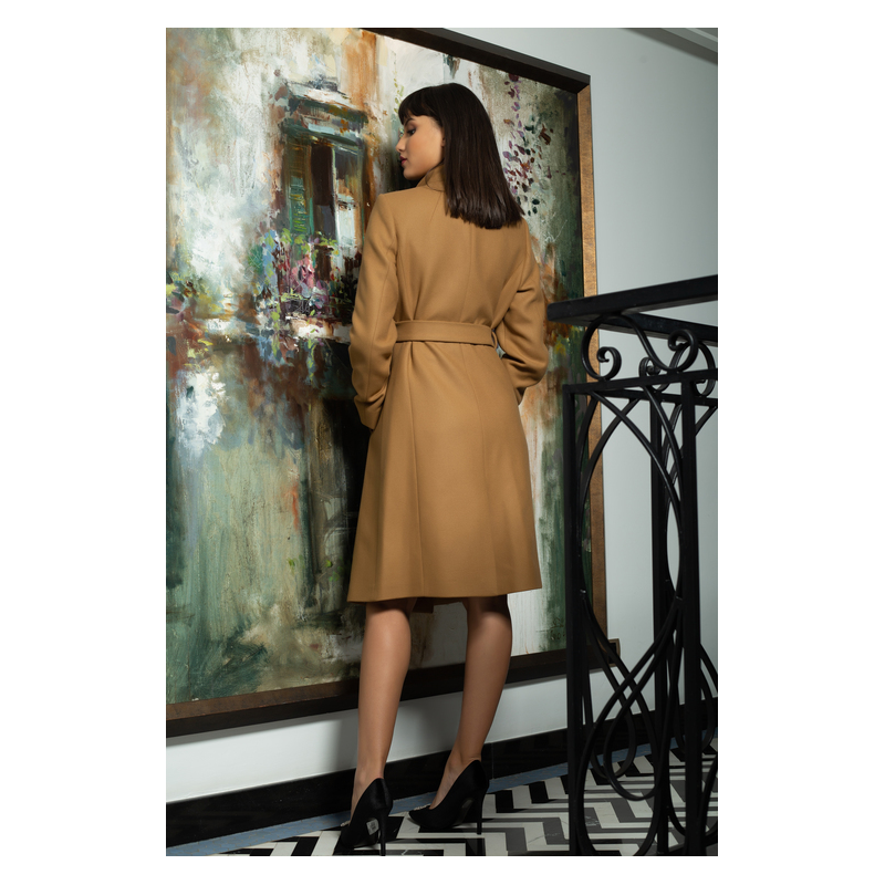 Manteau camel avec un col montant croisé, pour une allure sophistiquée.