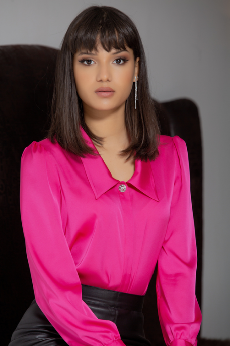 Blouse rose satinée à boutons bijoux