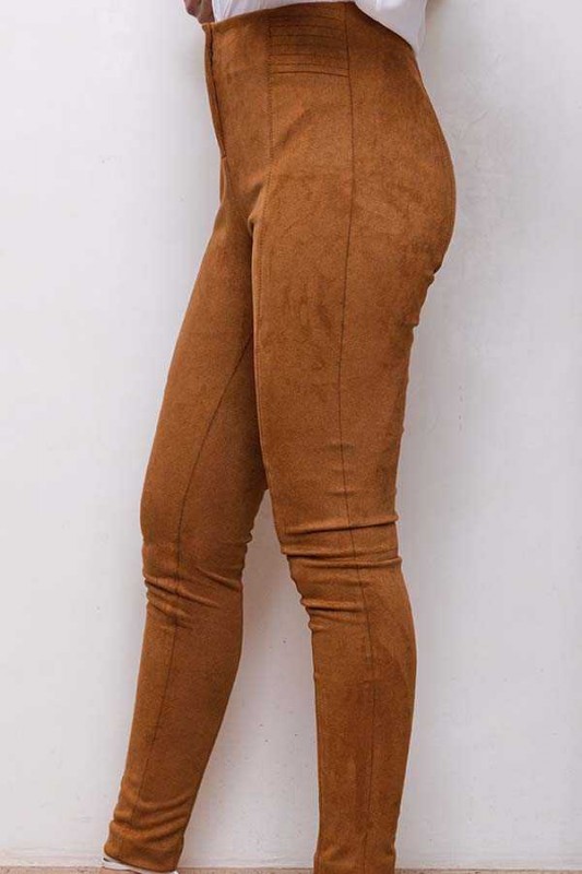 Pantalon de couleur camel, un ton neutre et élégant.