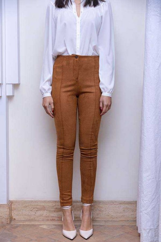 Un pantalon dans la nuance camel, évoquant la douceur du beige clair.