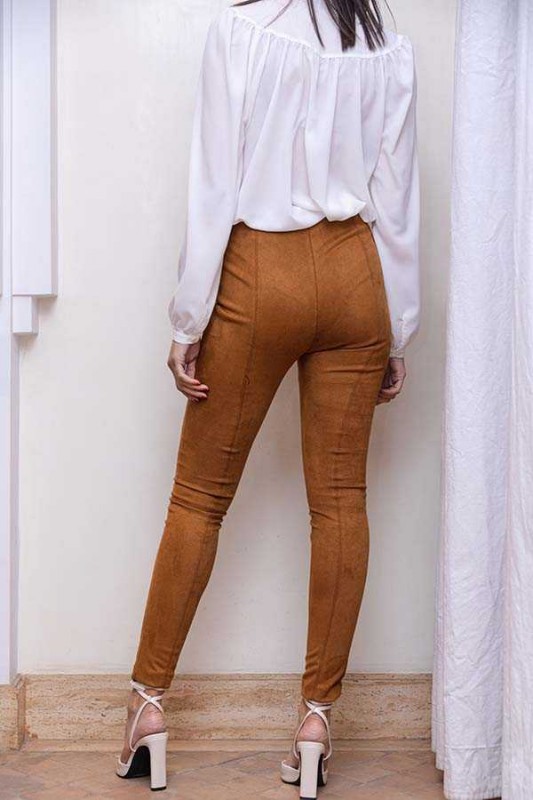 Détails du pantalon marron clair, une couleur subtile et apaisante.