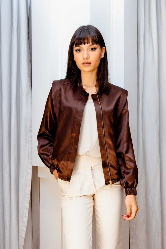 Bomber au design classique dans une teinte marron foncée.