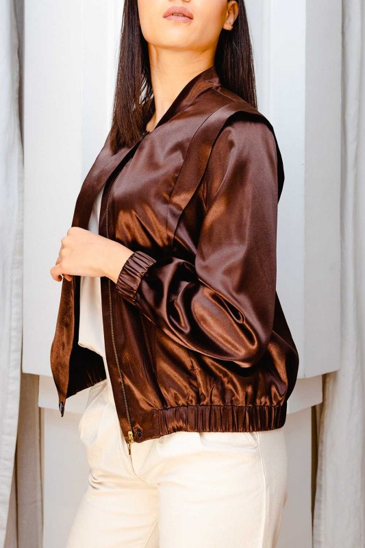 Bomber marron foncé pour une tenue sophistiquée en toutes occasions.