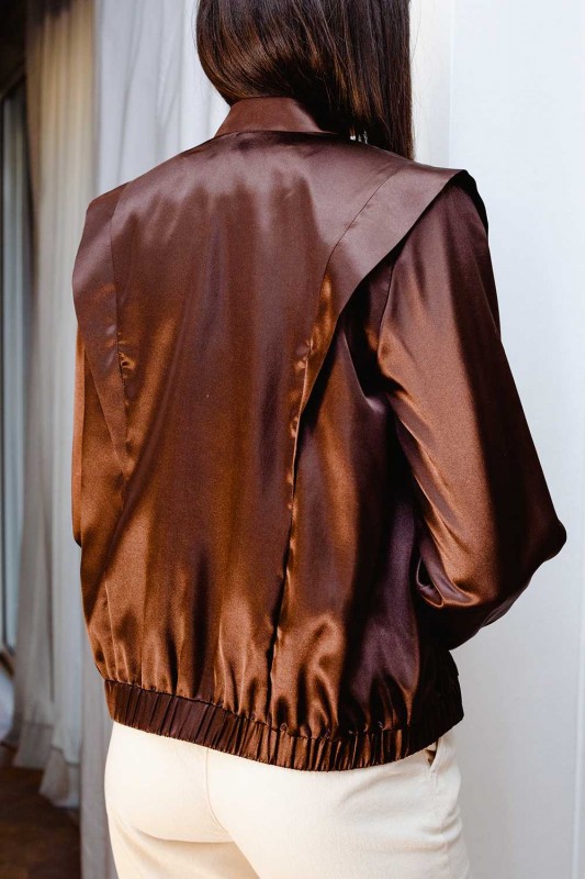 Détails du bomber : Couleur marron foncé et style intemporel.