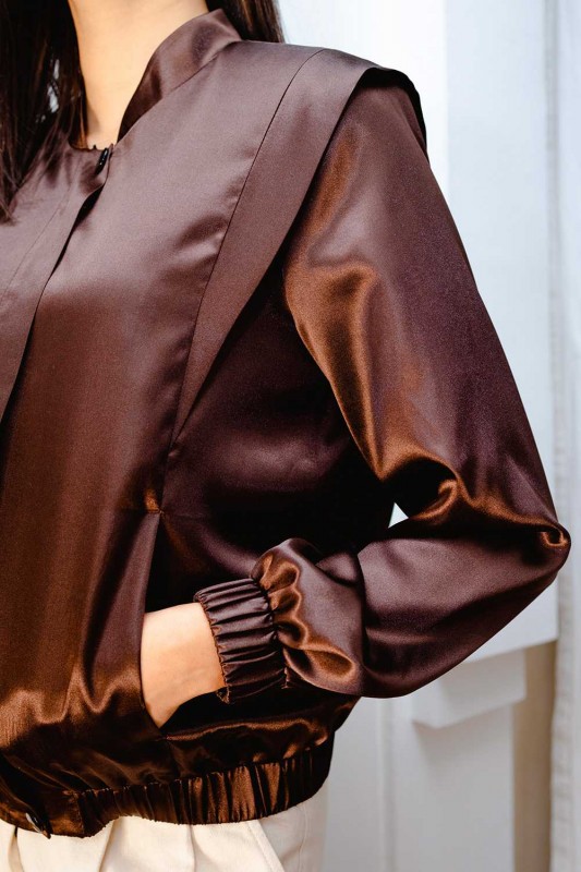 Détails du bomber : Couleur marron foncé et style intemporel.