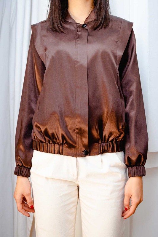 Détails du bomber : Couleur marron foncé et style intemporel.