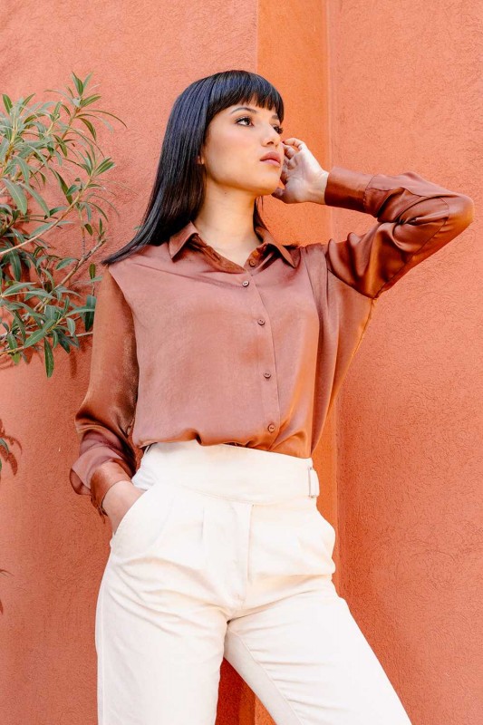 Chemise femme marron : Une couleur terreuse et élégante.