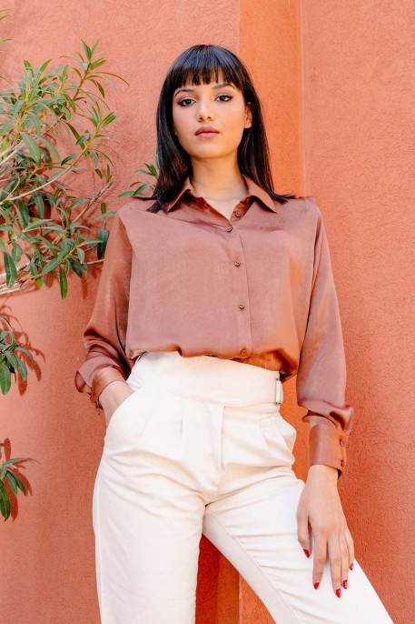 Chemise femme marron : Une couleur terreuse et élégante.
