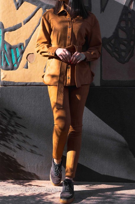 Pantalon marron clair : une teinte chaleureuse et lumineuse.