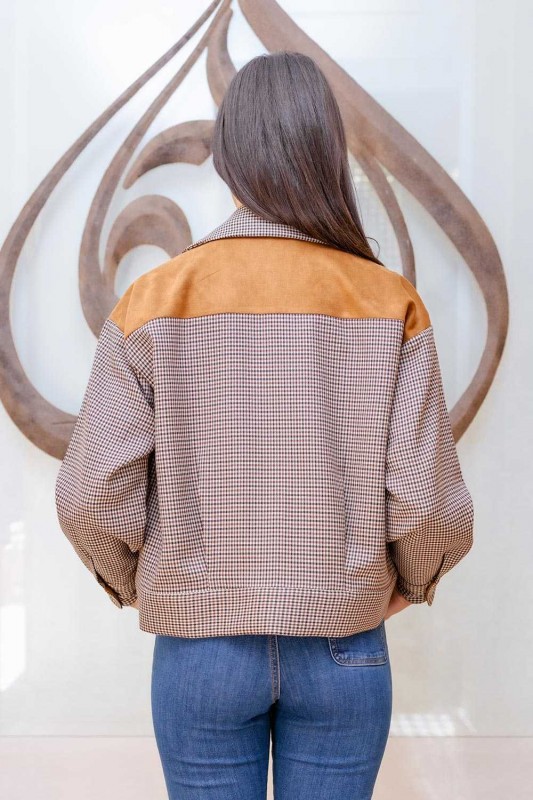 Bomber avec des pois marron, noirs et blancs pour un look unique et tendance.