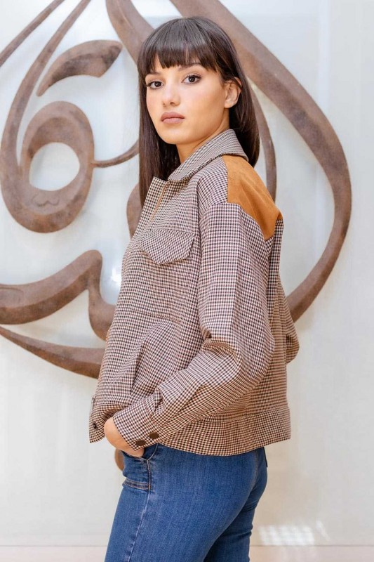 Détails du bomber : Motifs à pois dans les tons de marron, noir et blanc.