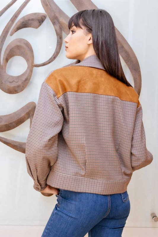 Bomber avec des pois marron, noirs et blancs pour un look unique et tendance.