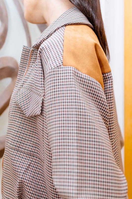 Détails du bomber : Motifs à pois dans les tons de marron, noir et blanc.
