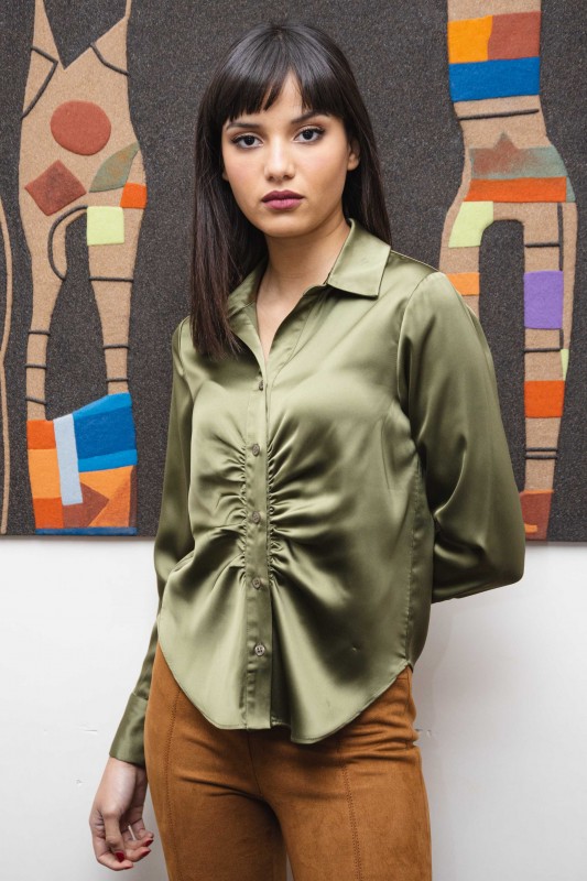 Chemise couleur huile tendance pour femmes.