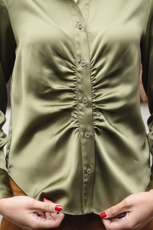 Détails exquis de la chemise couleur huile.