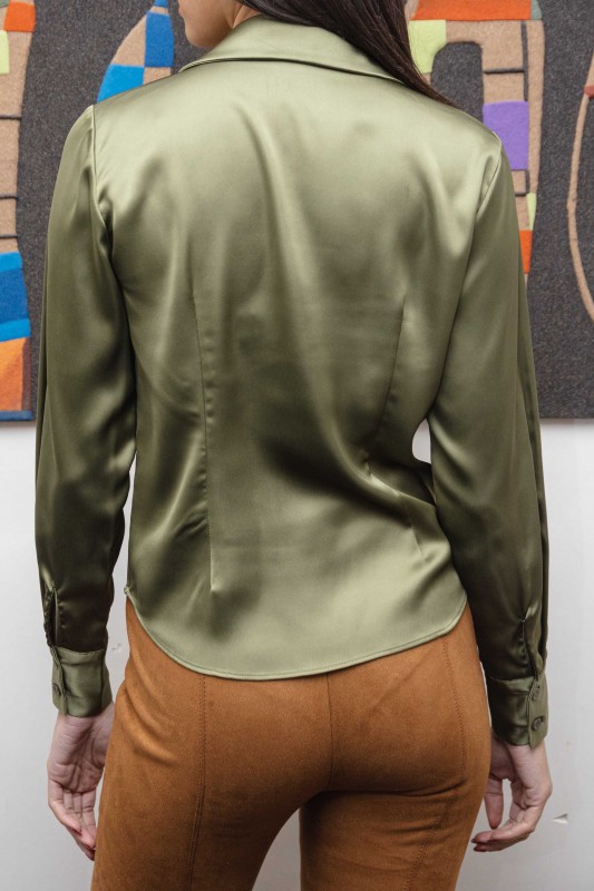 Détails exquis de la chemise couleur huile.