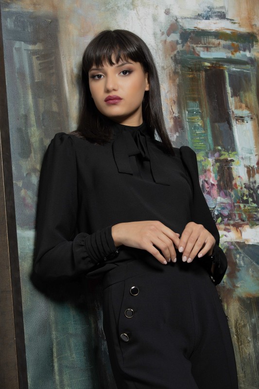 Blouse noire col lavallière
