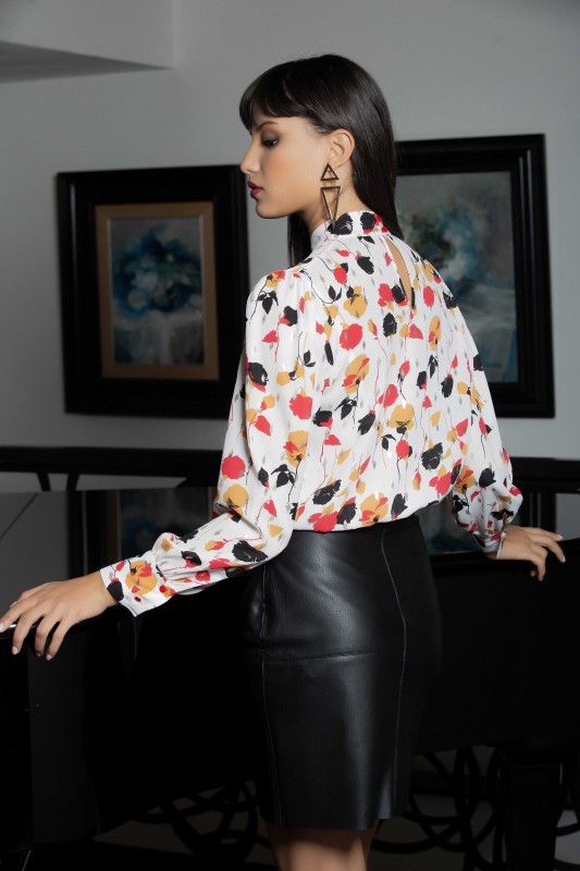 Blouse blanche avec Un mélange élégant de couleurs.