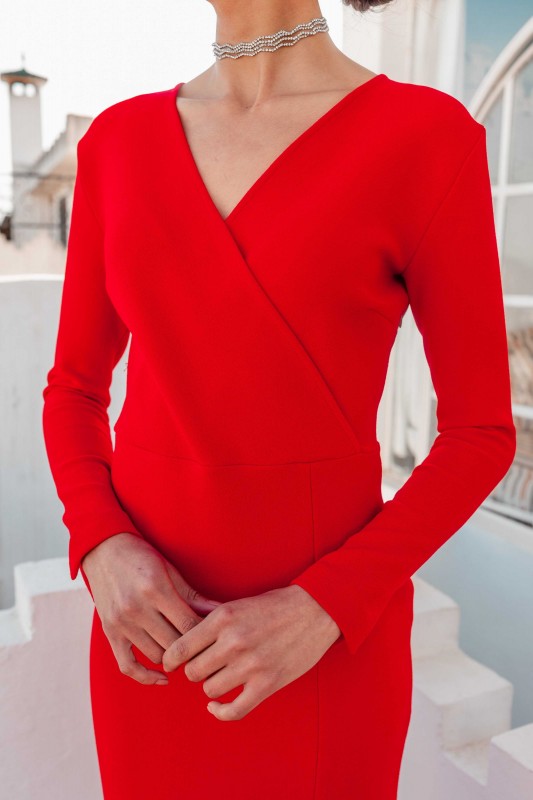 Détails de la robe rouge, une pièce élégante et pleine de caractère.