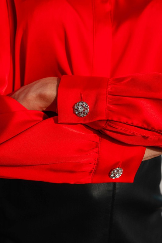 Détails de la chemise pour femme de couleur rouge clair avec manches longues et buttons.