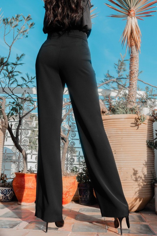 Un pantalon noir long pour femmes, pour un look raffiné et intemporel.